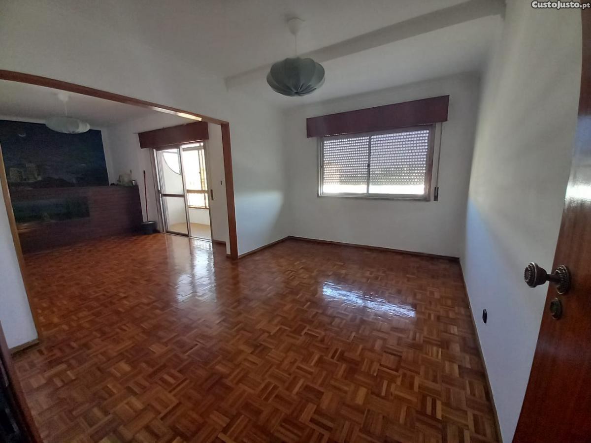 T2-Apartamento com boas áreas, duas frentes, varandas, cozinha semiequipada.