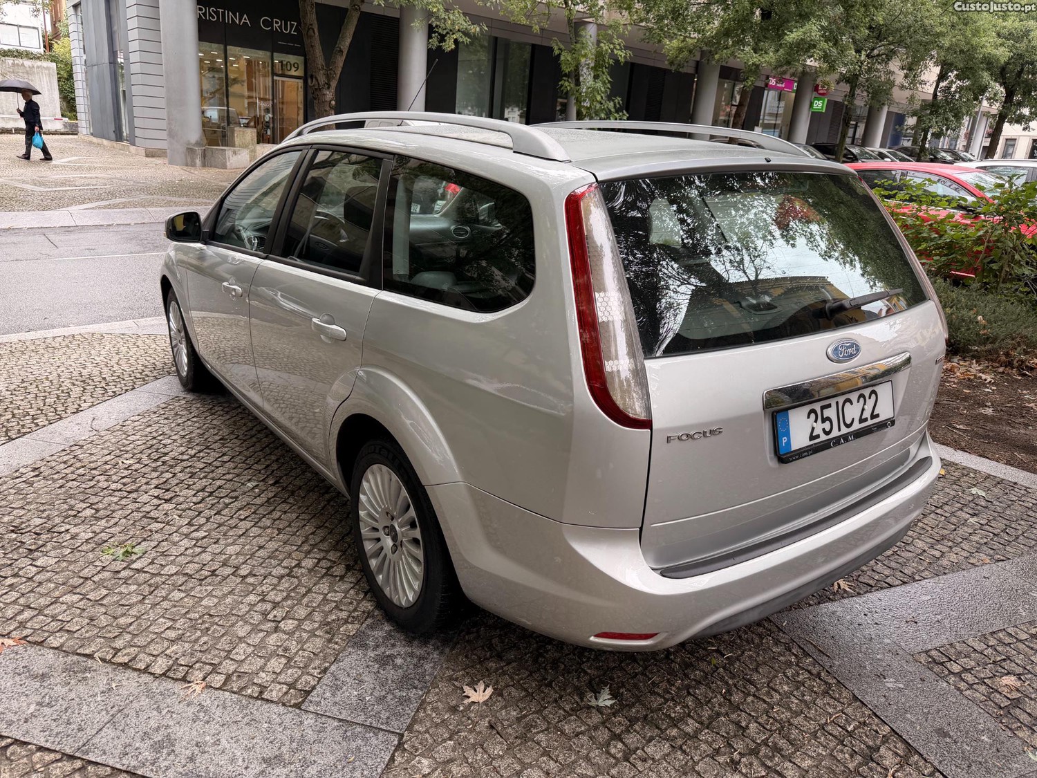 Ford Focus SW 1.6 TDCi Ghia - 09 — photo 4