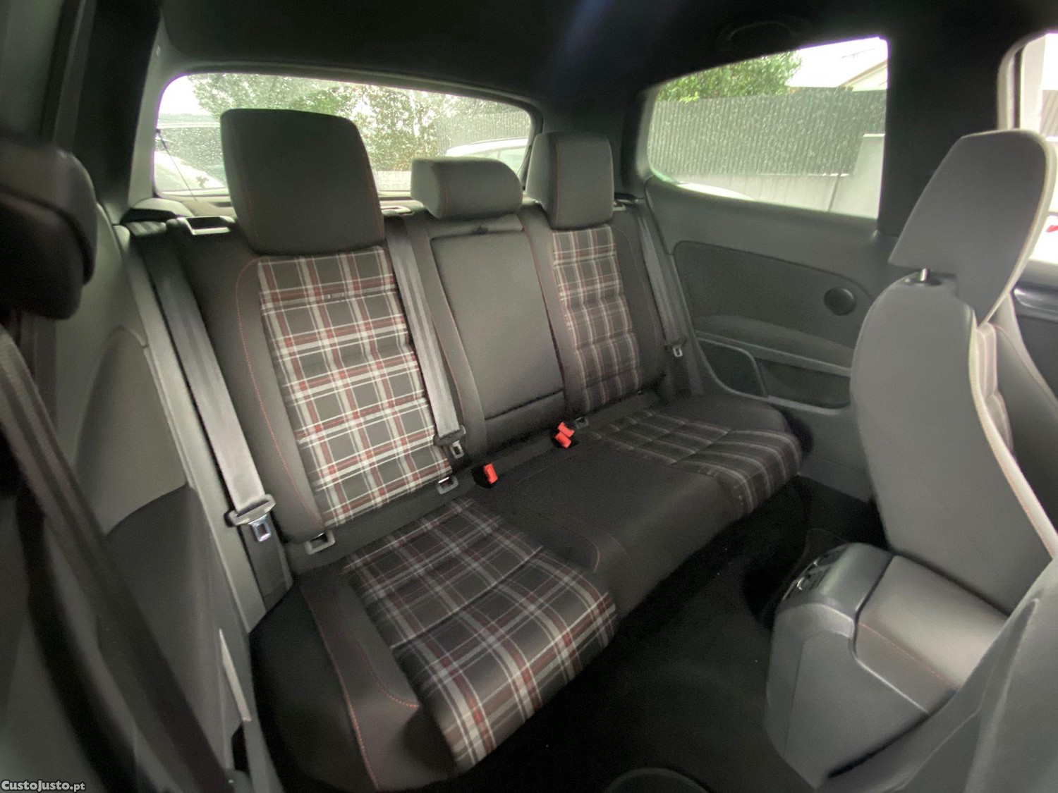 Volkswagen Golf 2.0 GTI — fotografia 4