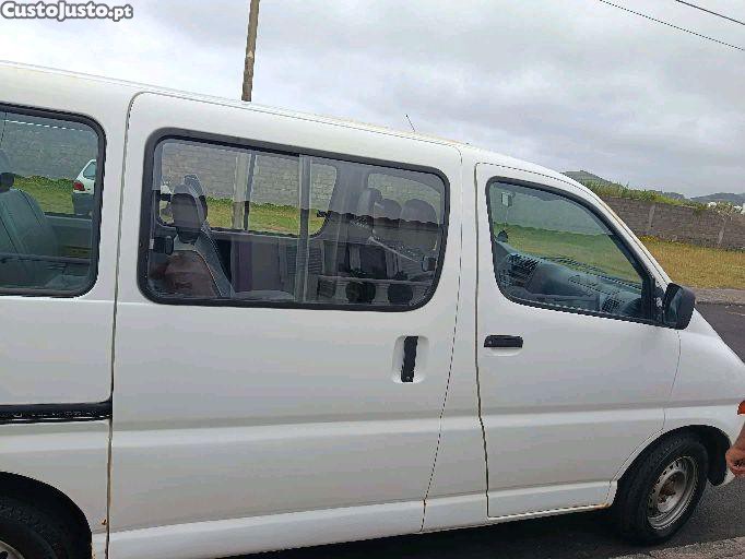Toyota HiAce carrinha familiar — photo 2