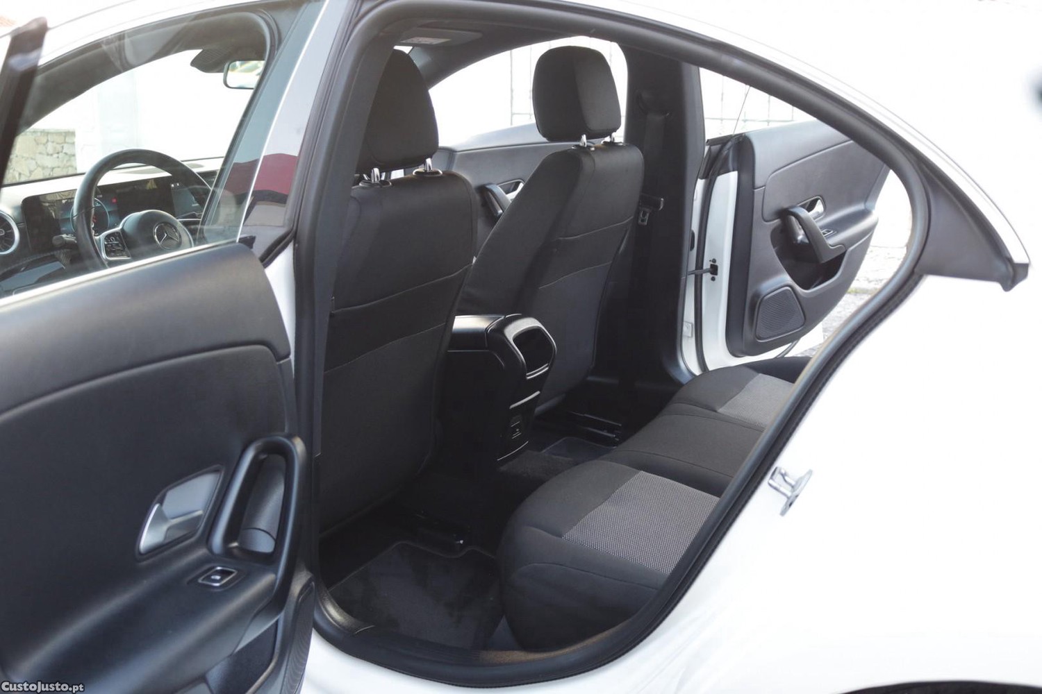 Mercedes-Benz CLA 180 d Coupe Style Auto — fotografia 36
