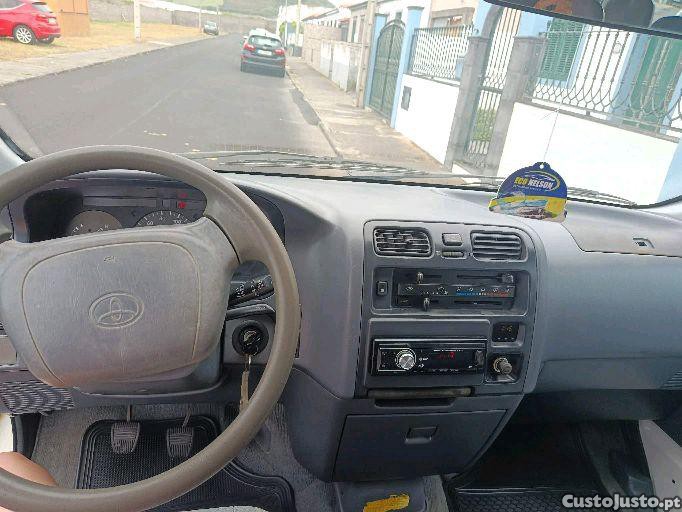Toyota HiAce carrinha familiar — photo 4