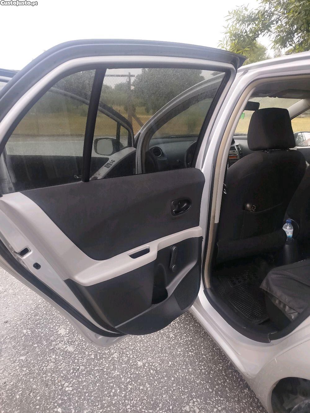 Toyota Yaris sol — fotografia 8