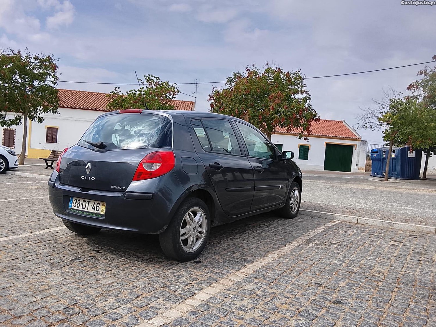 Renault Clio Confort - 07 — photo 4