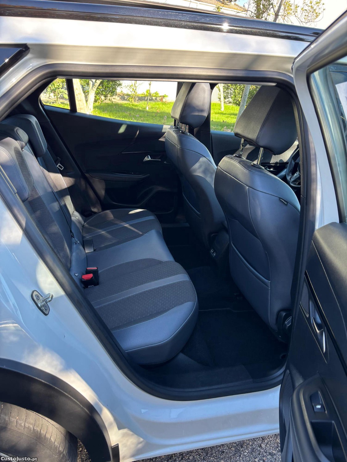 Peugeot 2008 Allure Pack 1.5 BlueHDi Caixa Automática 130cv — fotografia 4