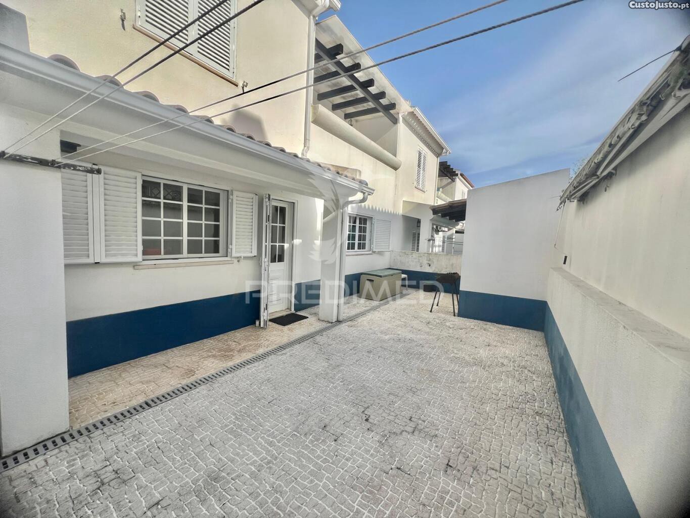 Moradia em banda t4 com logradouro e garagem