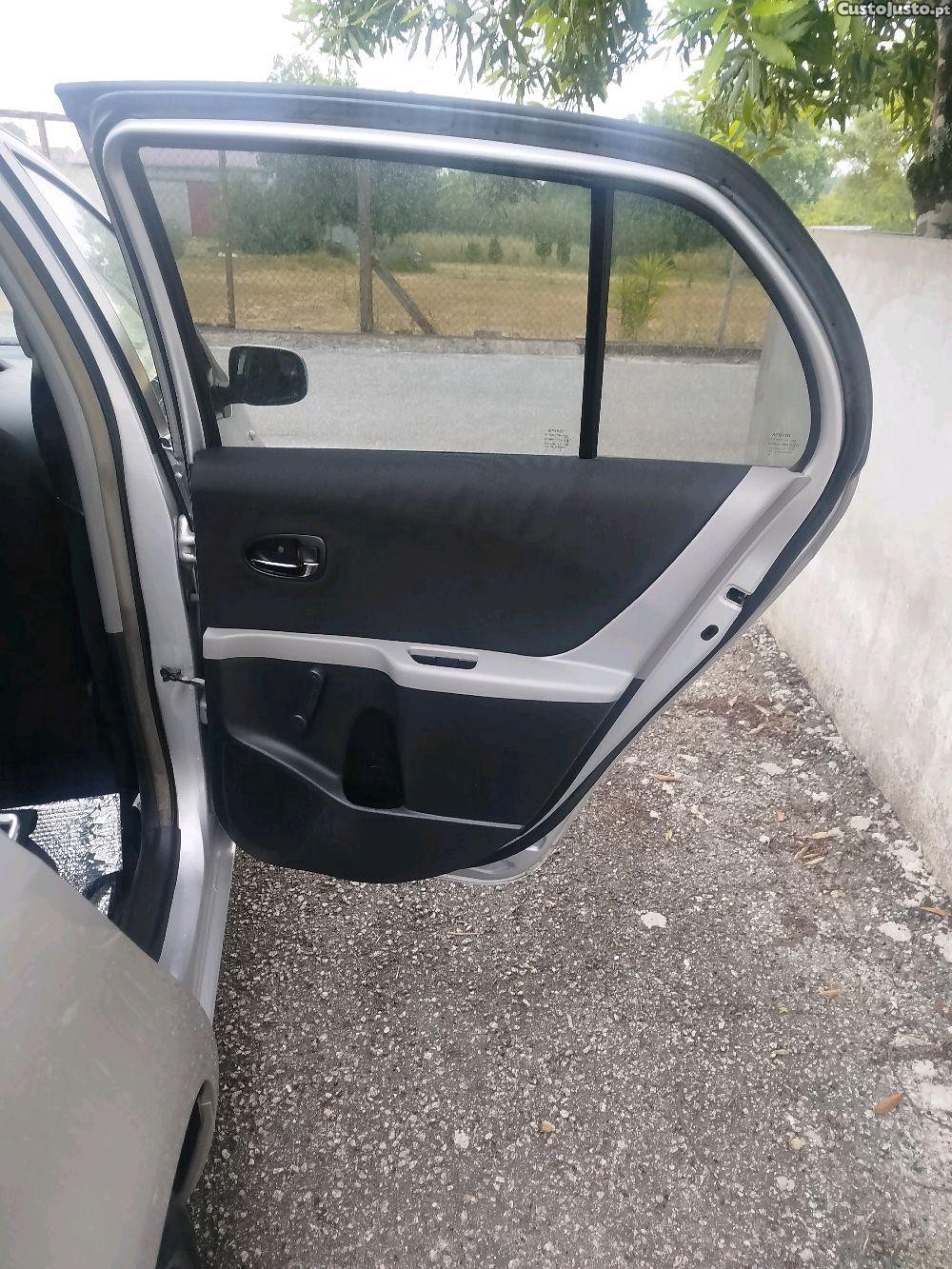 Toyota Yaris sol — fotografia 3