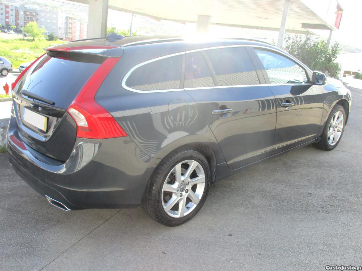 Volvo V60 2.0 D4 Momentum Plus Geartronic 181 cv — photo 4