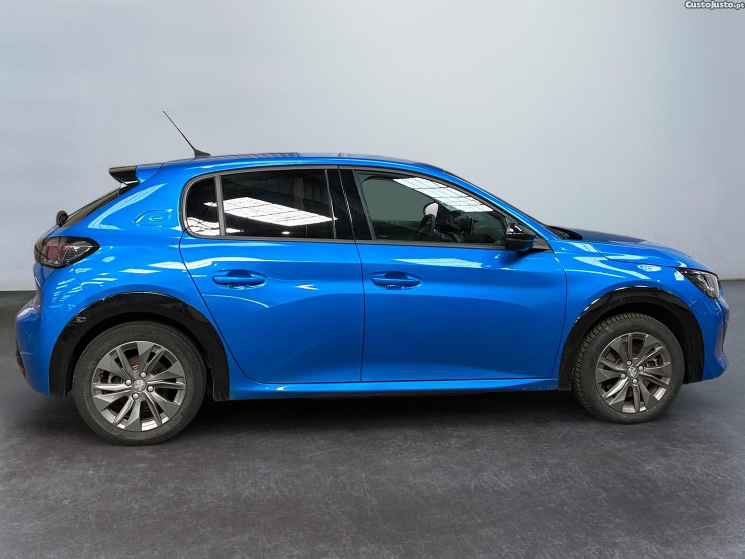 Peugeot 208 50 kWh Allure Pack - 24 — photo 4
