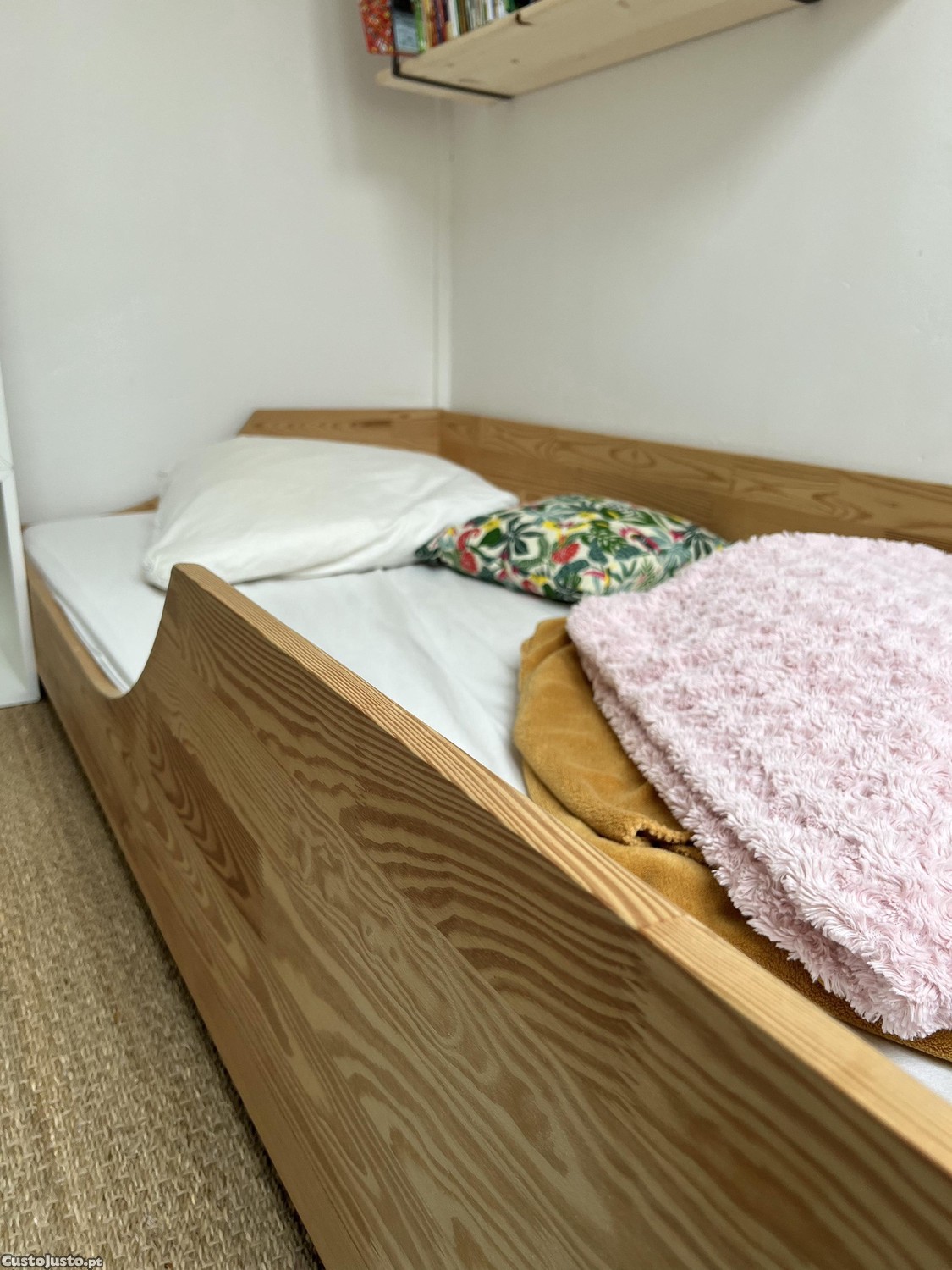 Cama de solteiro em madeira com base de ripas  90x190 cm