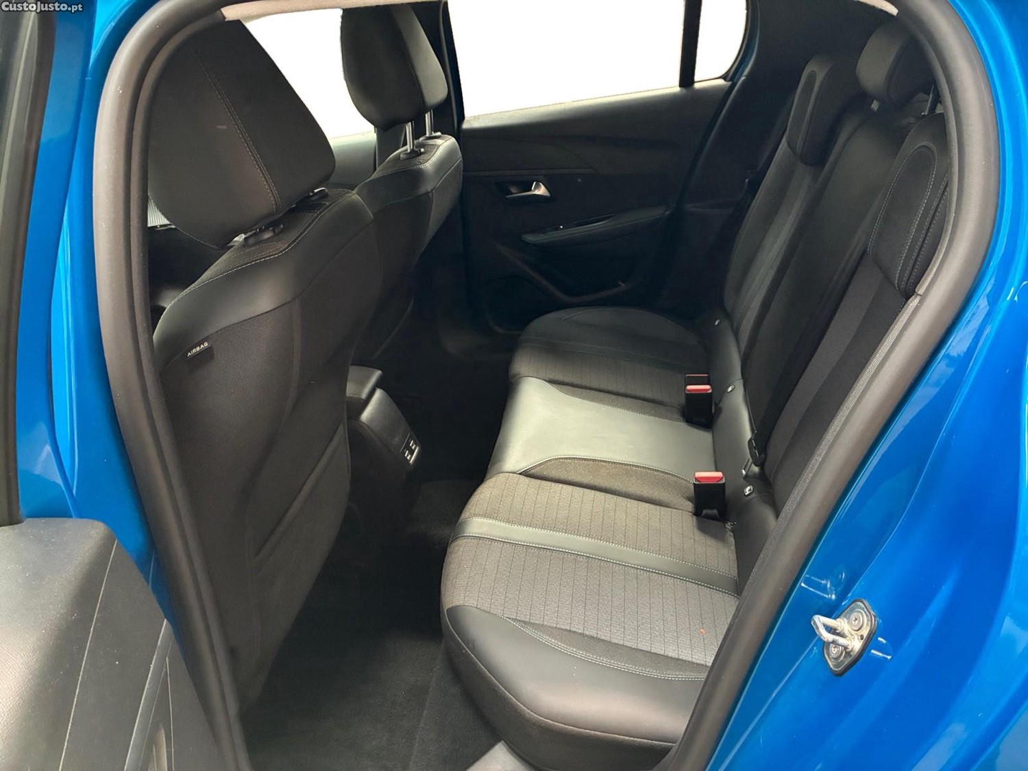 Peugeot 208 50 kWh Allure Pack - 24 — photo 5