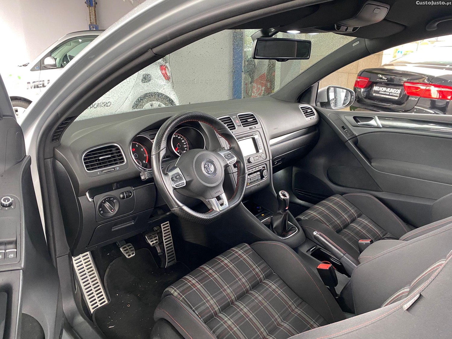 Volkswagen Golf 2.0 GTI — fotografia 9