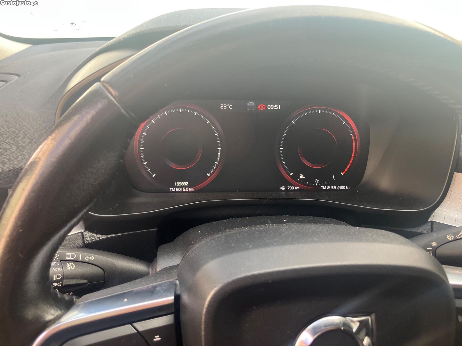 Volvo XC40 Momento - 18 — photo 2