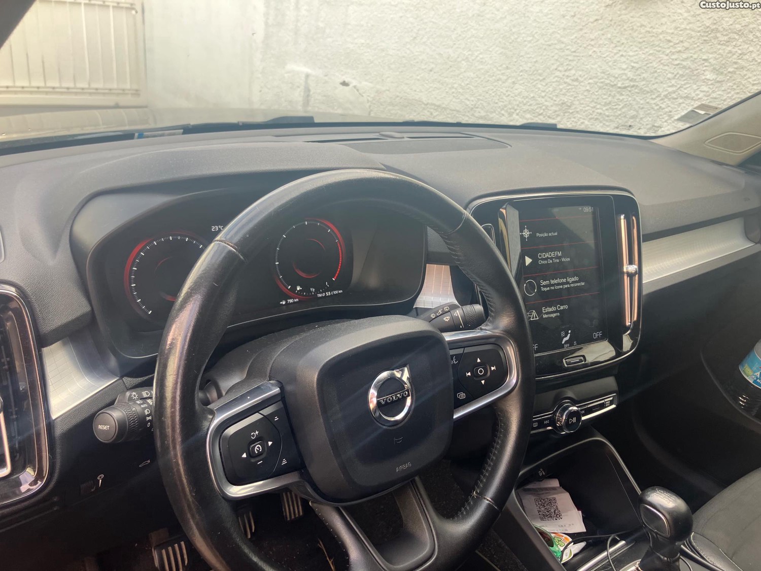 Volvo XC40 Momento - 18 — photo 3