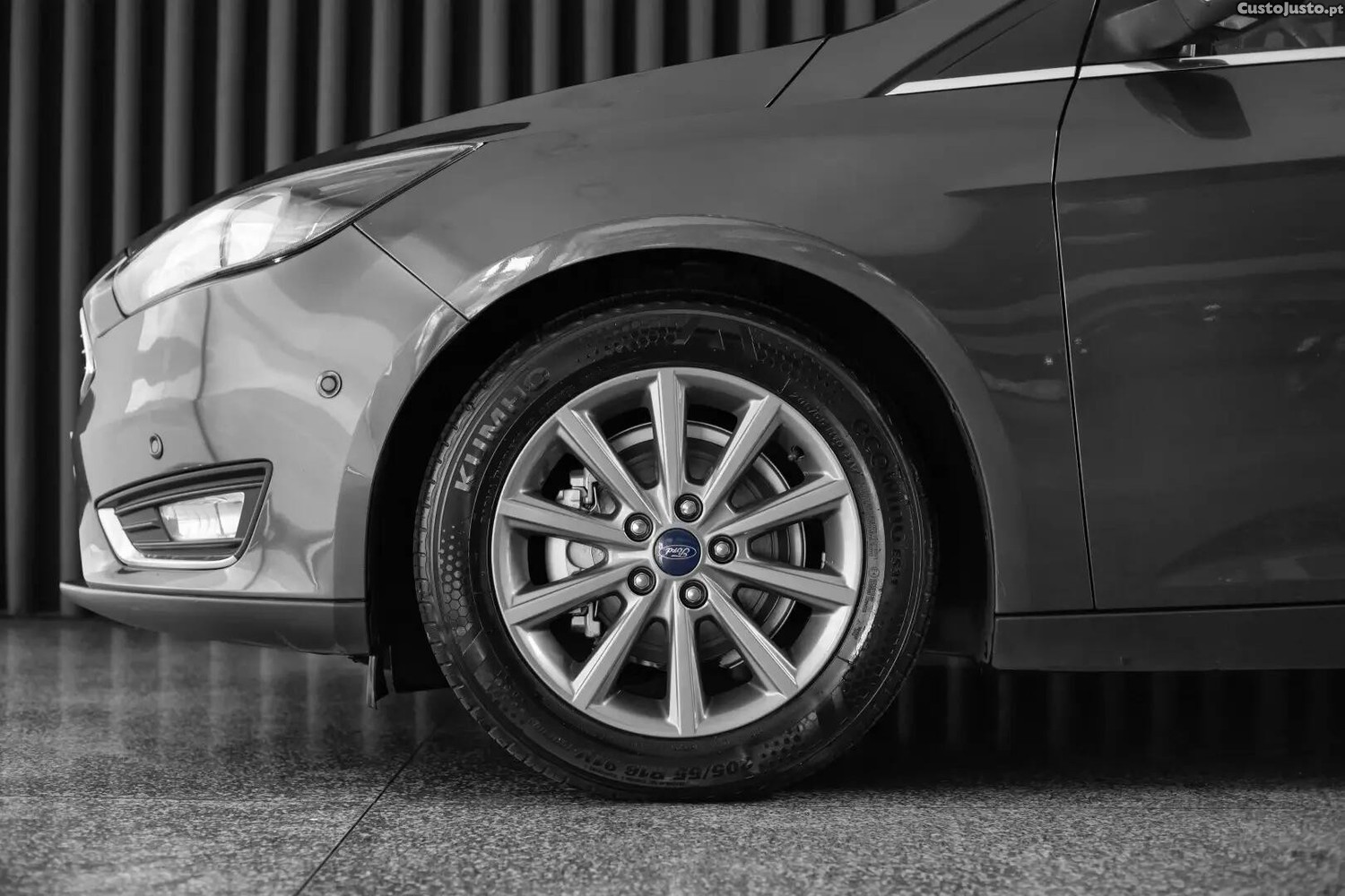 Ford Focus 1.0 EcoBoost S&S TITANIUM — fotografia 18