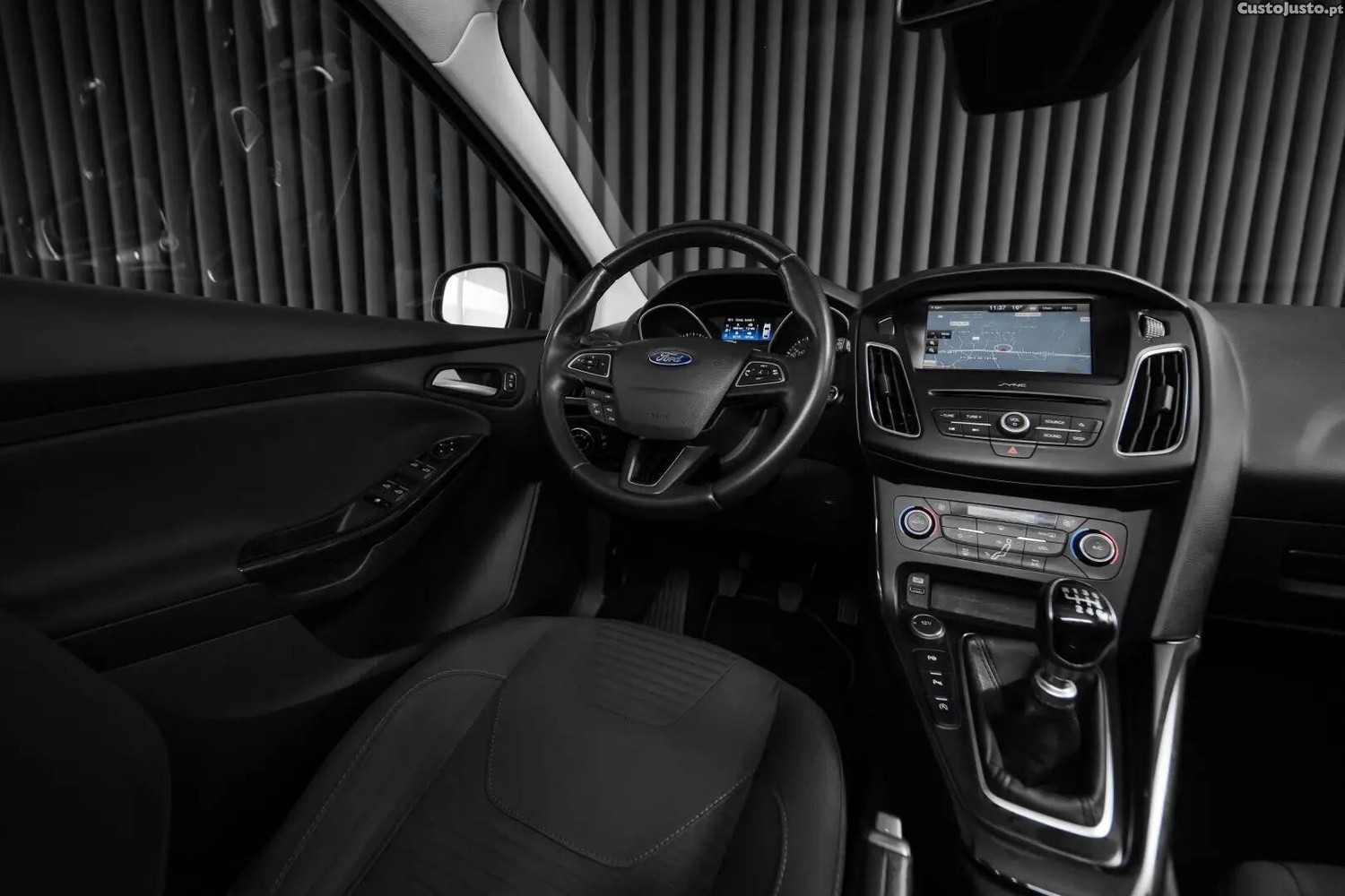 Ford Focus 1.0 EcoBoost S&S TITANIUM — fotografia 15