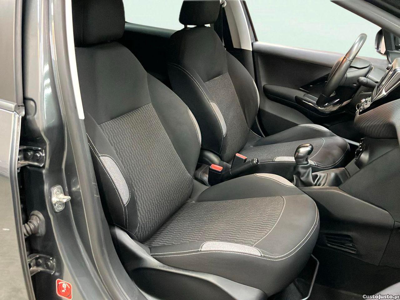 Peugeot 208 1.2 VTi Style — fotografia 9