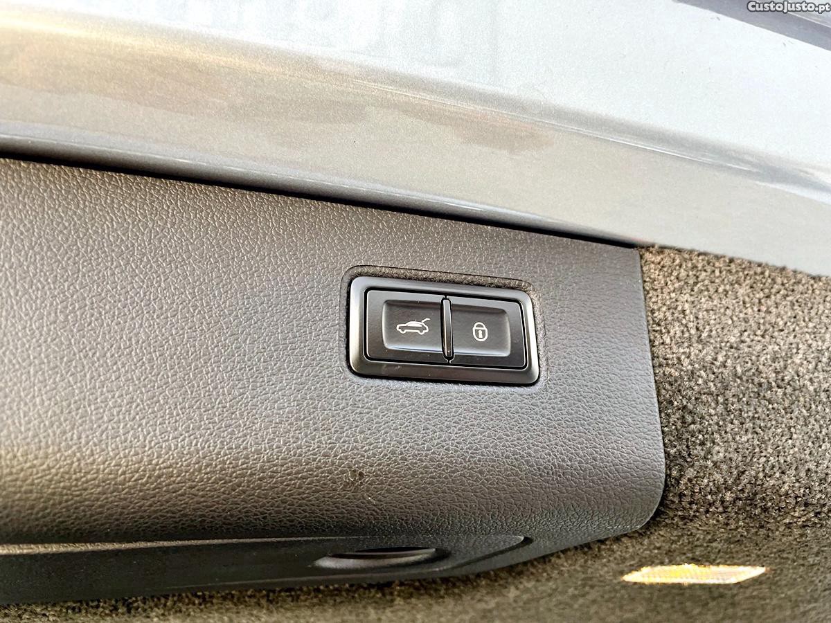 Bentley Bentayga V8 — fotografia 28