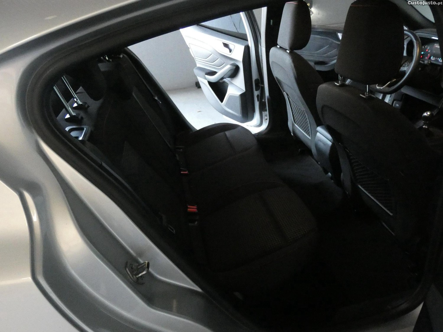 Ford Focus 1.0 EcoBoost MHEV ST-Line — fotografia 3
