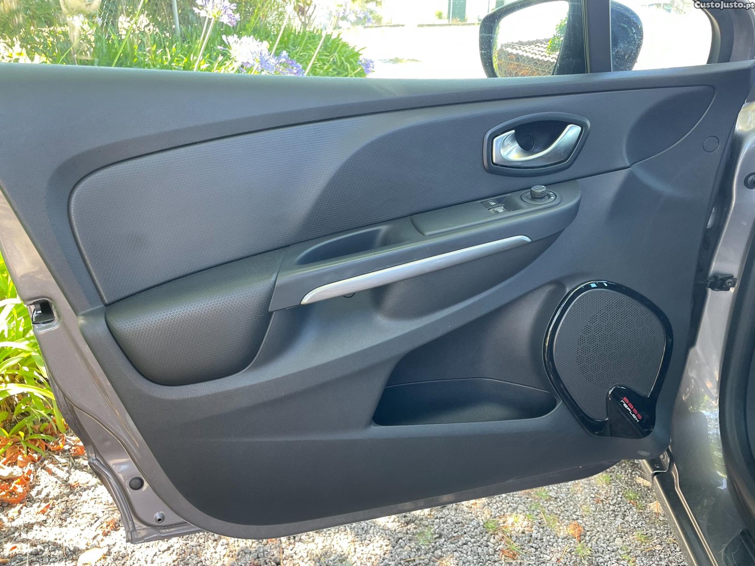 Renault Clio 1.5 DCi 90 CV LIMITED — fotografia 12