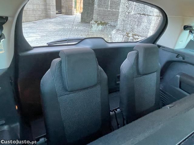 Peugeot 5008 1.6 E-HDi 7L Active 2-Tronic — fotografia 4