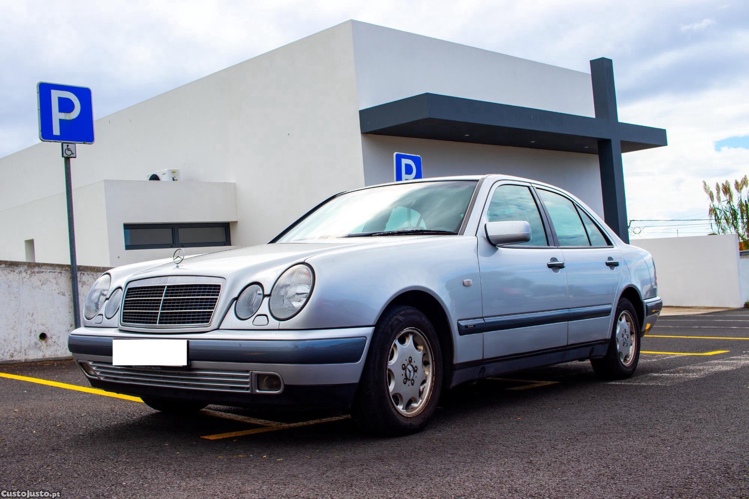 Mercedes-Benz E 220 (210 004) — photo 2