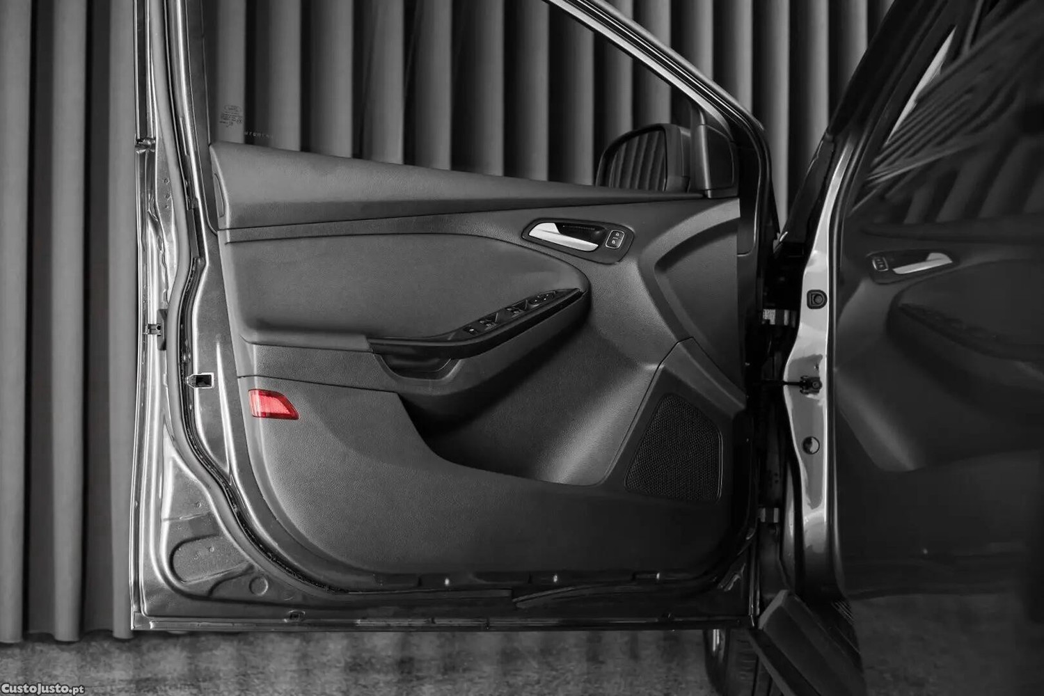 Ford Focus 1.0 EcoBoost S&S TITANIUM — fotografia 5