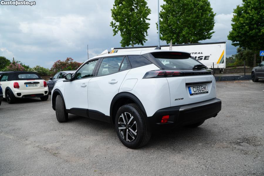 Peugeot 2008 PureTech 100 Stop&St — photo 4