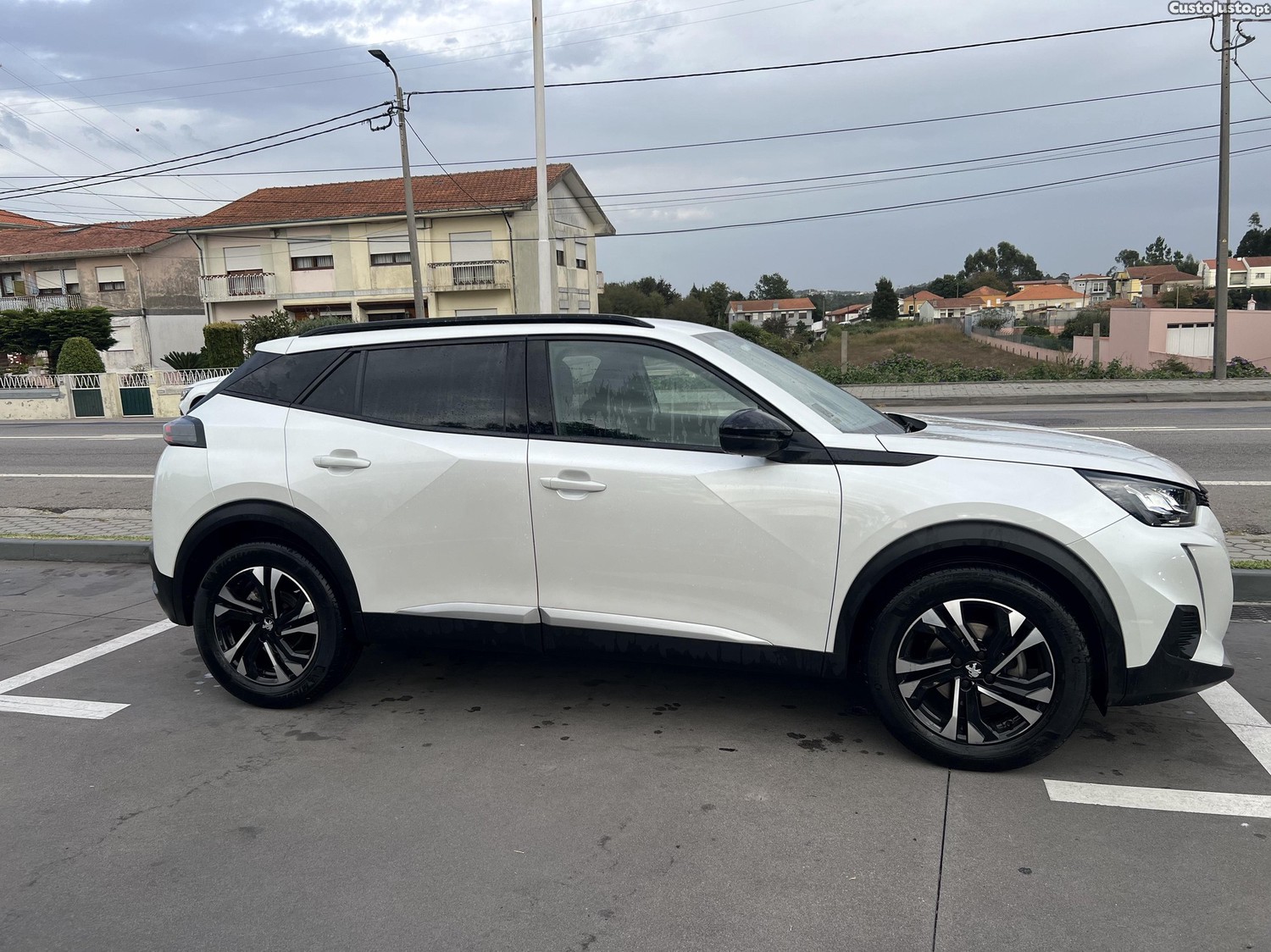 Peugeot 2008 1.2 PureTech Allure EAT8 — photo 4