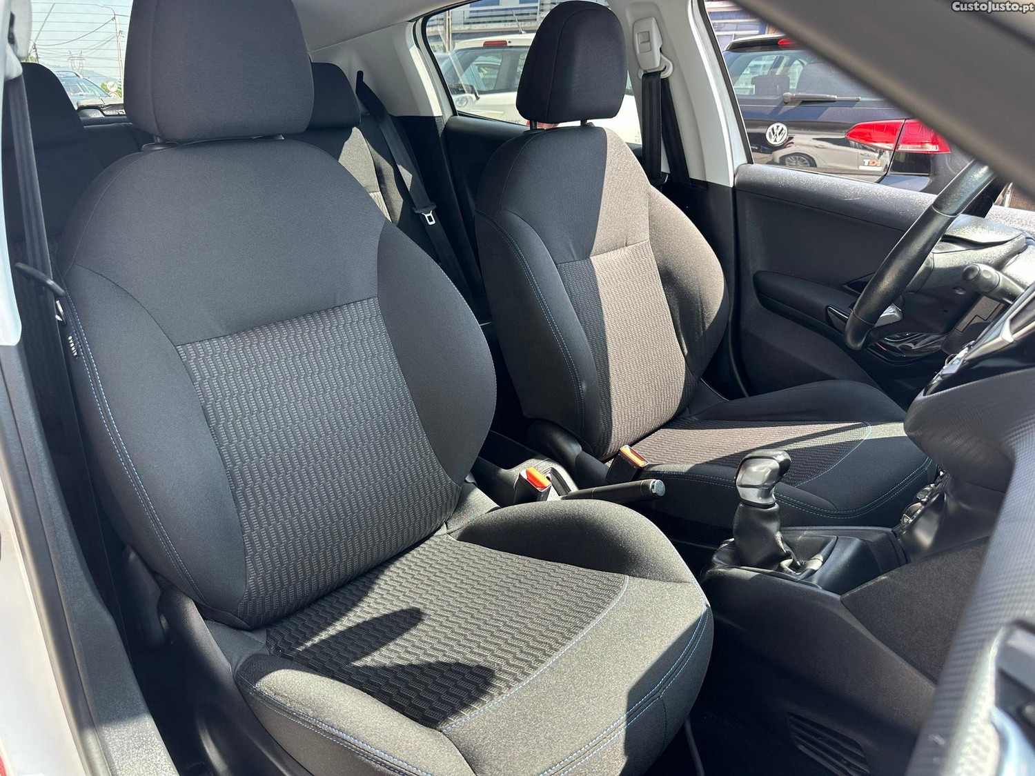 Peugeot 208 1.6 BlueHDi Style — fotografia 4
