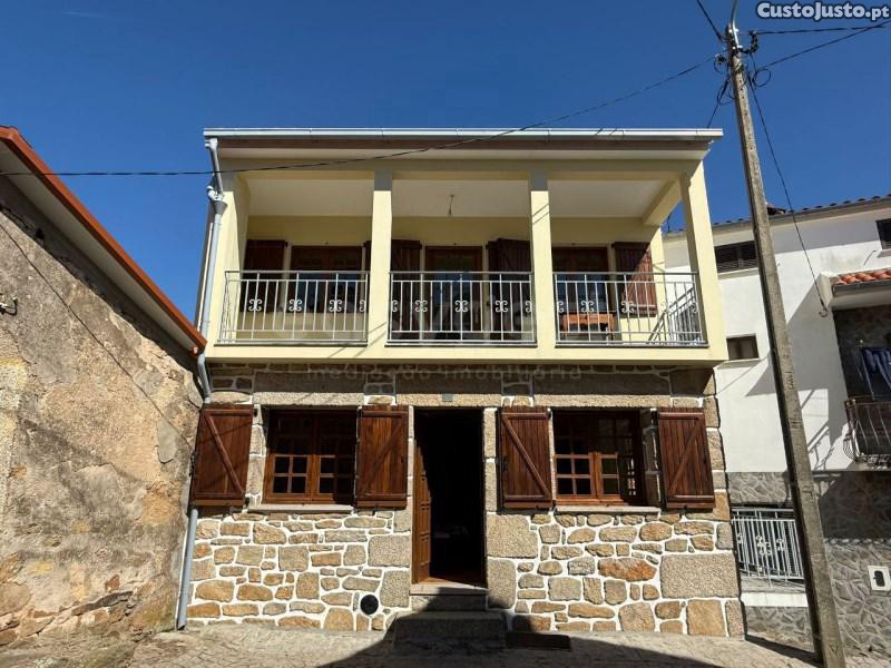 Magnífica Moradia T3 Em Granito, Situada Na...