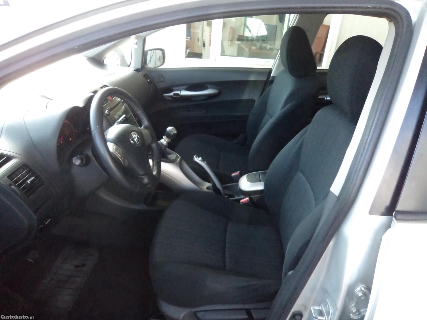 Toyota Auris 1.4 D-4D — fotografia 4