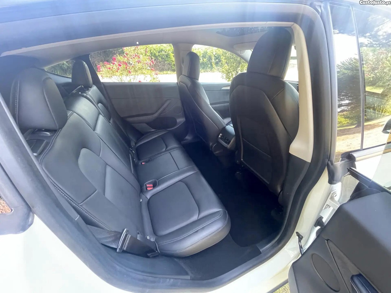 Tesla Model Y Long Range Dual Motor AWD — fotografia 2