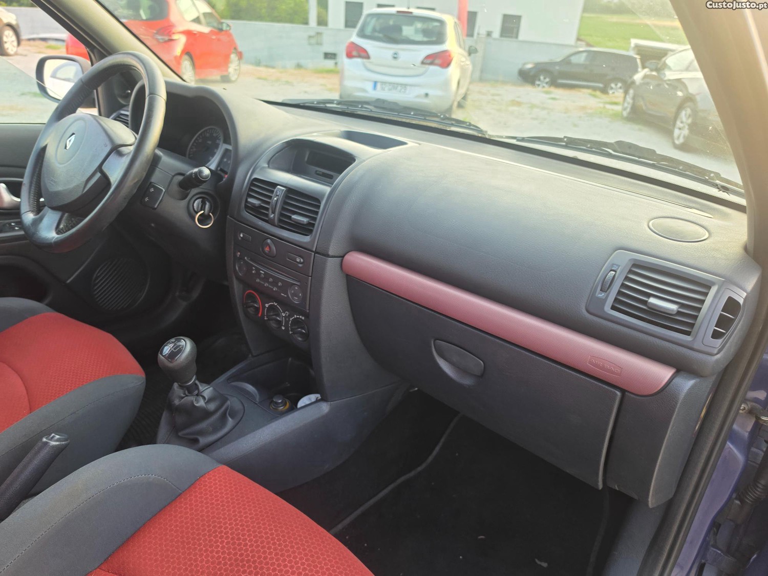Renault Clio 1.2 16V139000km — fotografia 5