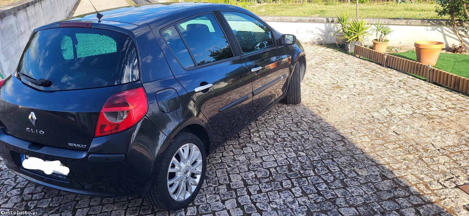 Renault Clio Clio III 1.5 dCi 85 CV - 07 — photo 5