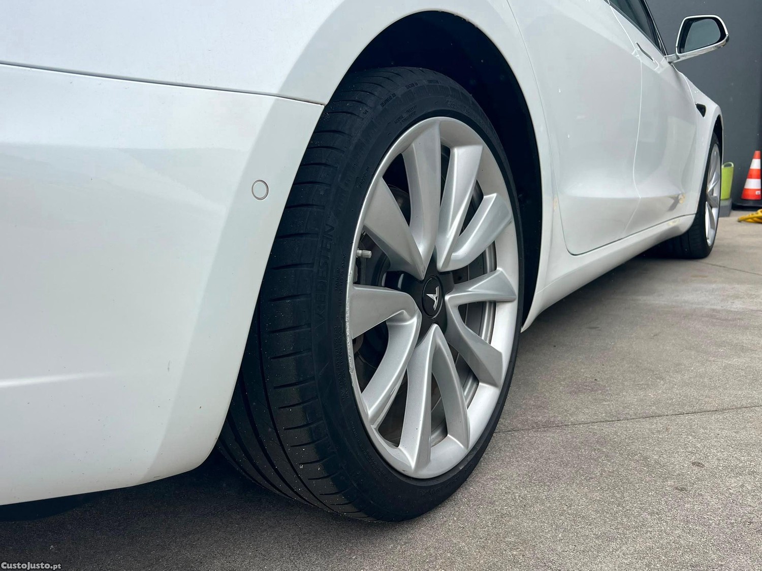 Tesla Model 3 Standard RWD Plus — fotografia 14