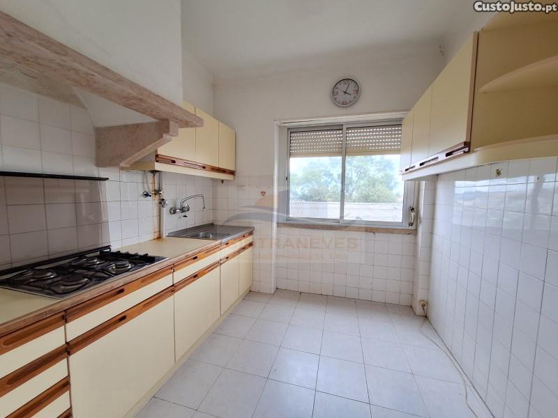 Apartamento Com Boas Áreas, Possibilidade De T3