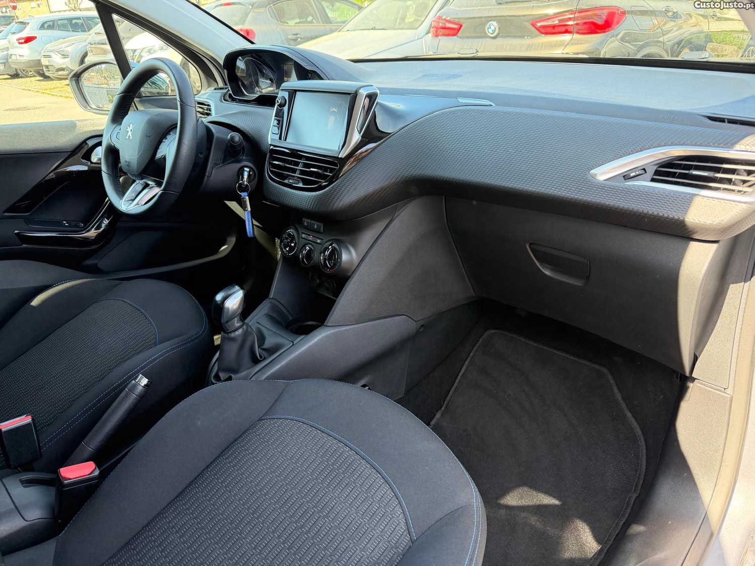Peugeot 208 1.2 PureTech Signature — fotografia 11