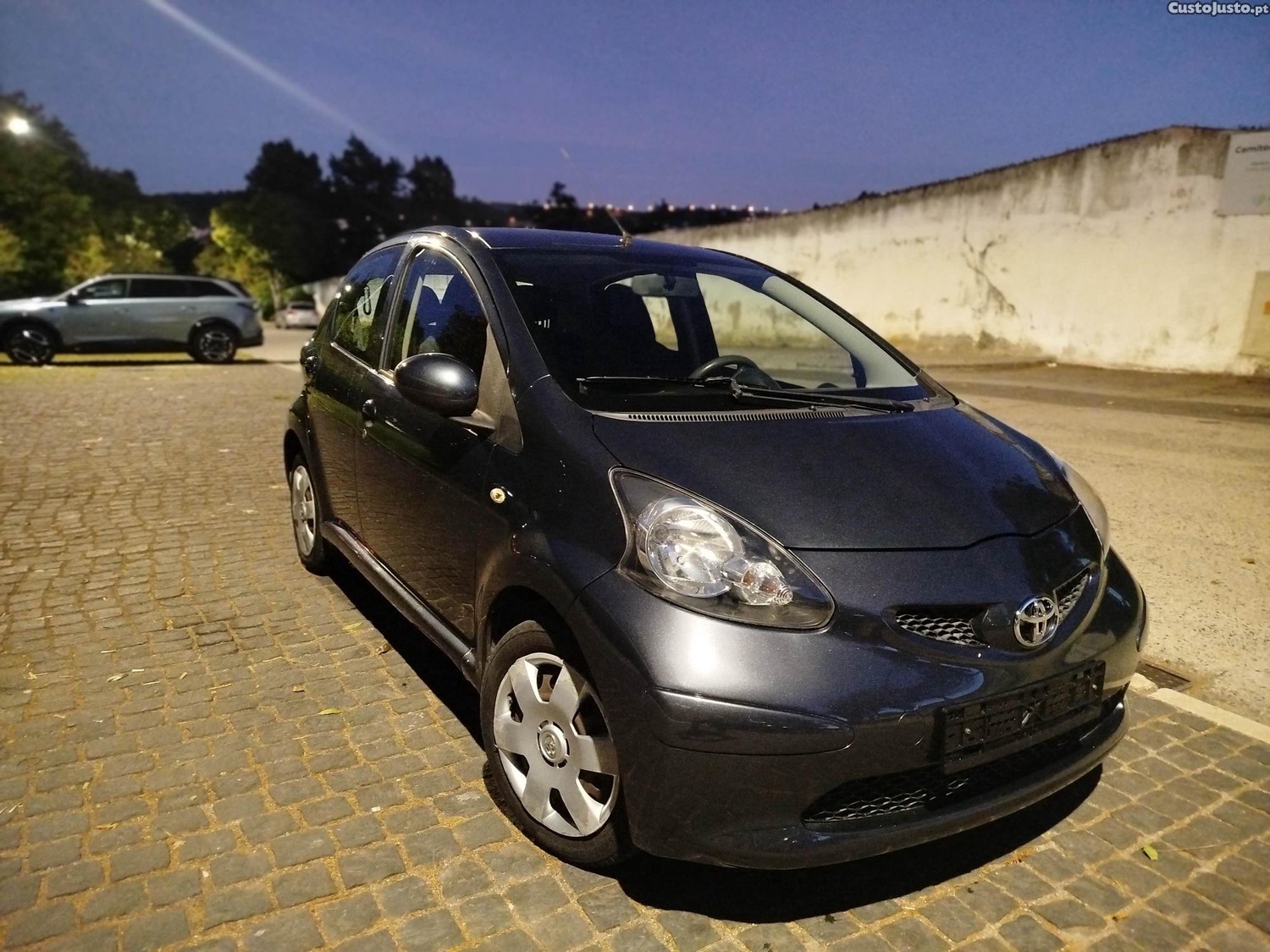Toyota Aygo 1.0 PLUS AC - 07 — photo 4