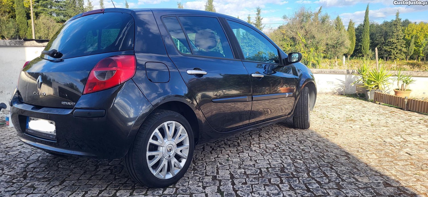 Renault Clio Clio III 1.5 dCi 85 CV - 07 — photo 3