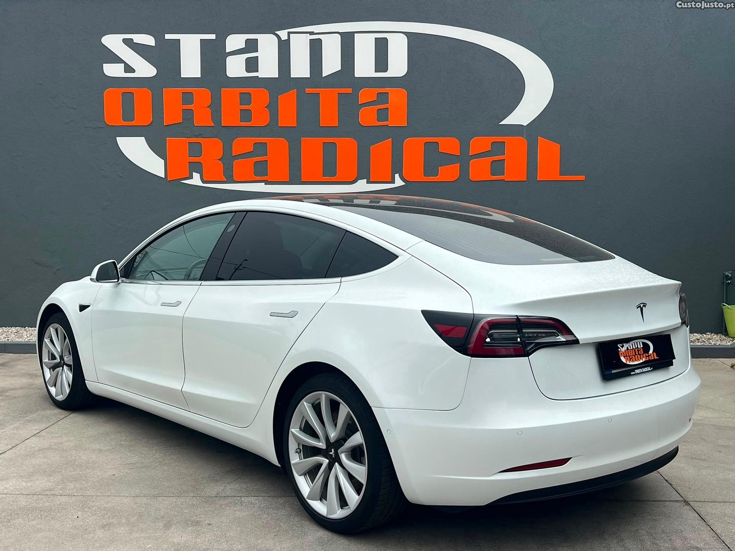 Tesla Model 3 Standard RWD Plus — fotografia 18
