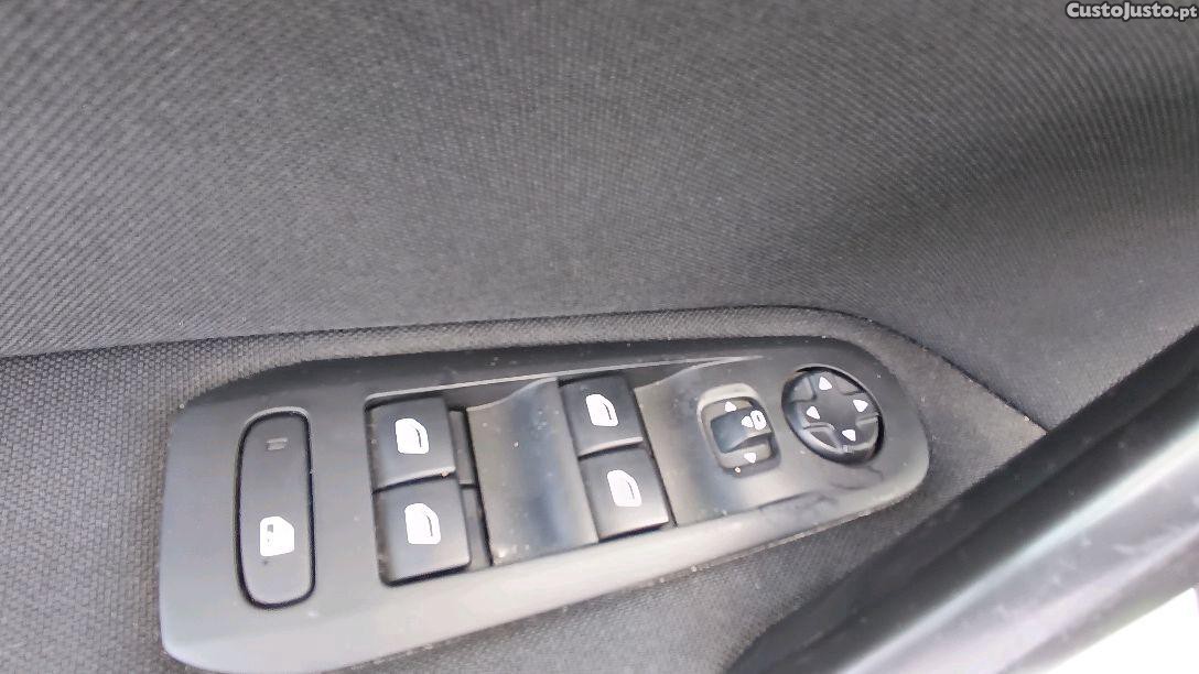 Peugeot 308 1.6 HDI Teto Panorâmico — fotografia 3