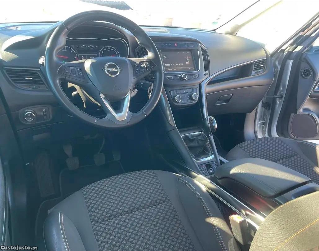 Opel Zafira Tourer — fotografia 4