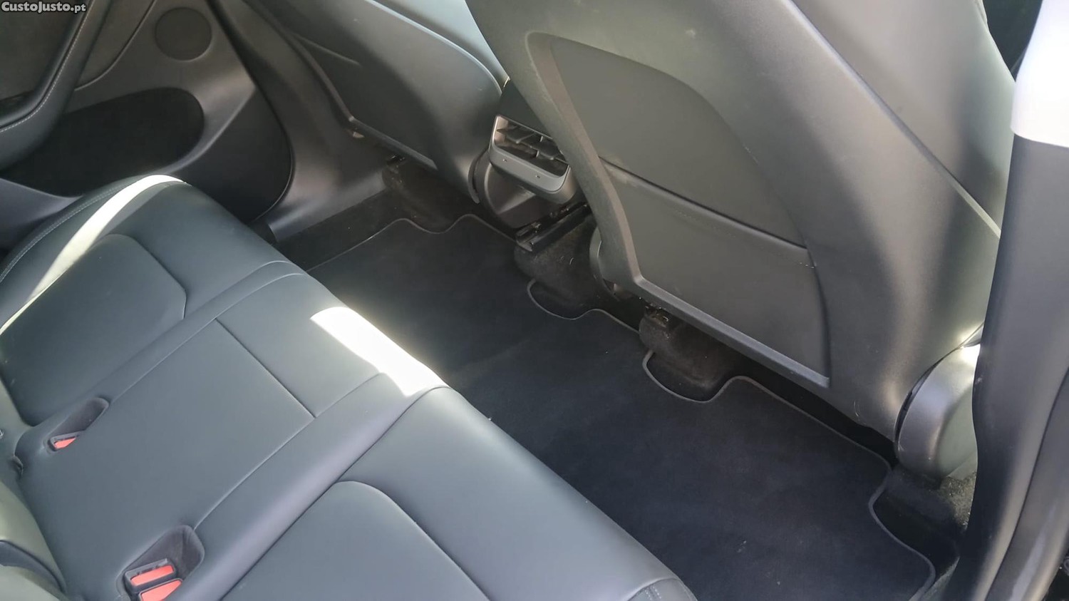 Tesla Model Y Long Range Dual Motor — fotografia 2