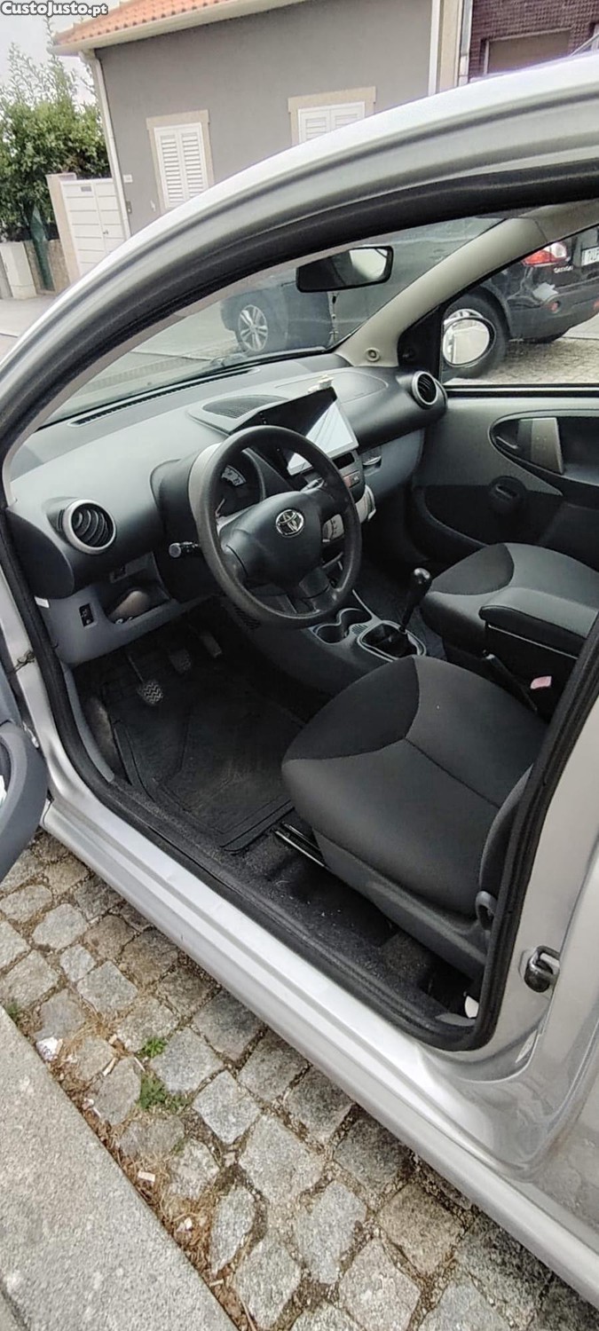 Toyota Aygo 1.o — fotografia 2