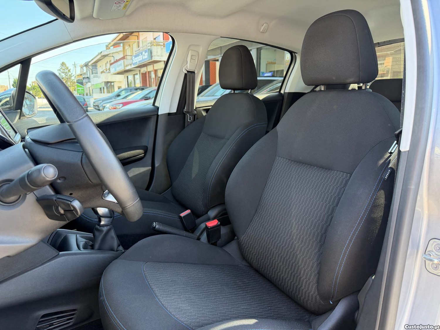Peugeot 208 1.2 PureTech Signature — fotografia 17