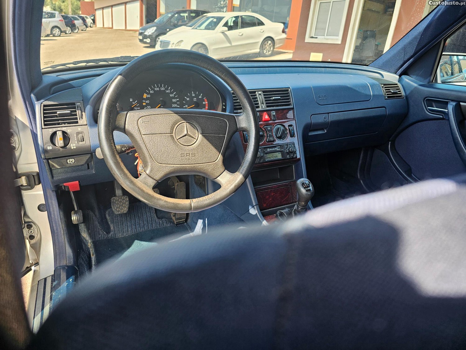 Mercedes-Benz C 220 CDI CLASSIC — fotografia 3