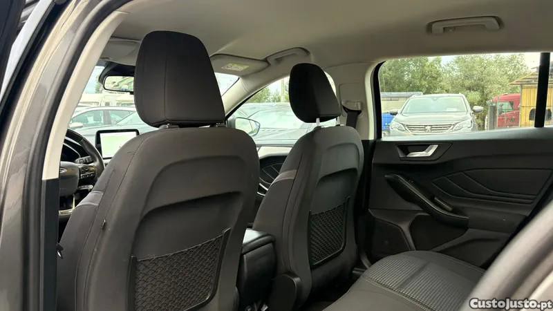 Ford Focus 1.5 TDCi EcoBlue Con — fotografia 3