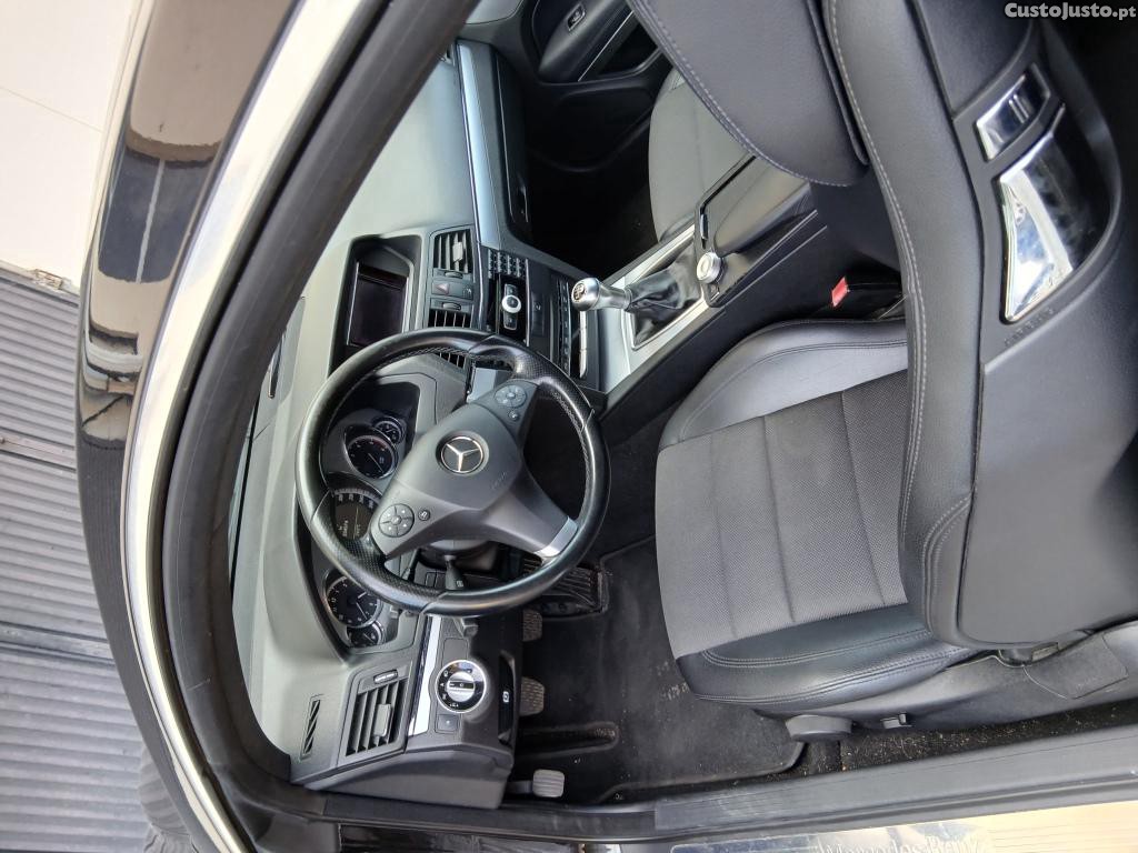 Mercedes-Benz E 250 Coupê — fotografia 3