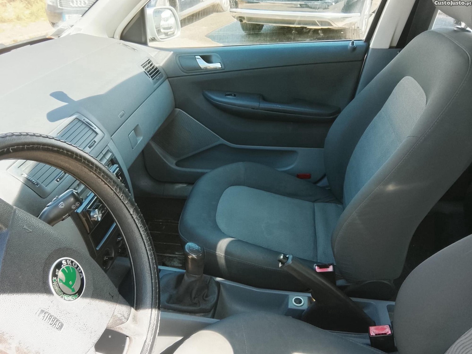 Skoda Fabia 1.4 gasolina Muito Bom estado-Barato oportunidade! — fotografia 6